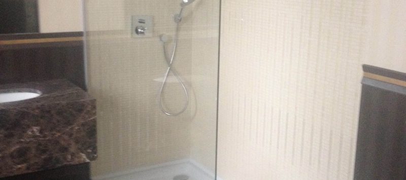 Стеклянные душевые кабины