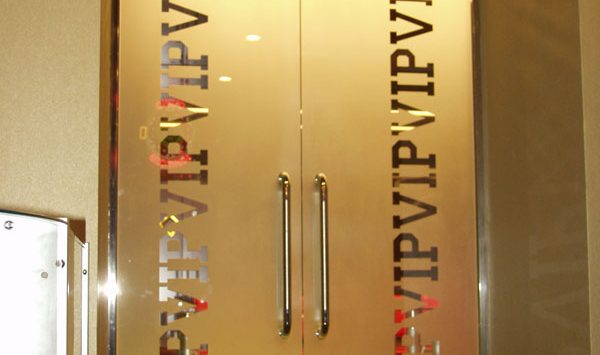 Распашные стеклянные двери