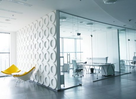 Стекло в офисе – красота и практичность