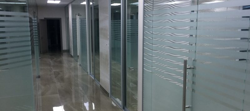 Стеклянные двери